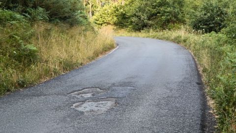La carretera municipal que une Pardiñas con Casas do Monte, en Laraño, está cada vez más deteriorada. La Asociación de Veciños A Xunlla de Laraño viene denunciando los problemas para esta carretera desde que se utiliza como alternativa a O Milladoiro, debido a las obras de humanización.