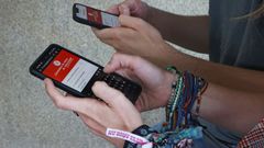J�venes probando diferentes resultados de su selectividad en la calculadora de La Voz