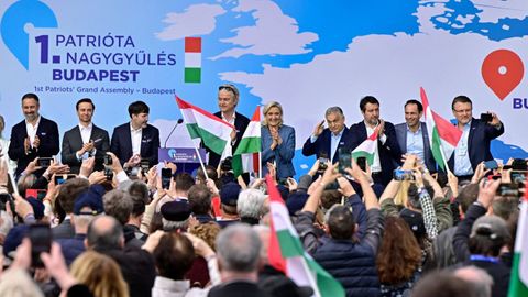 Viktor Orb�n, durante la reuni�n el pasado lunes en Budapest con otros l�deres ultraderechistas europeos, entre ellos Santiago Abascal.