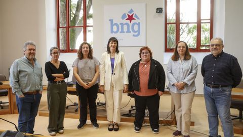 Ana Pont&oacute;n en un encuentro con representantes del personal sanitario celebrado este viernes en el Parlamento gallego