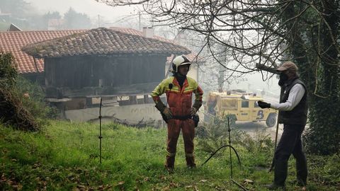 Bomberos de Asturias trabajan para extinguir las llamas en un incendio forestal