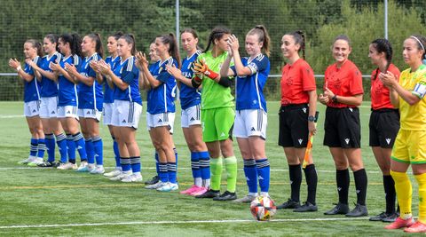 Las jugadoras del Oviedo y del Deportivo, antes del amistoso