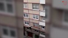 Se descuelga por la fachada del edificio para darle una sorpresa de cumplea�os a un ni�o de 6 a�os