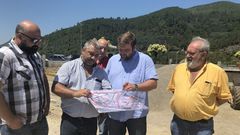 Roberto Castro, segundo por la izquierda, junto al diputado y secretario del PSOE lucense �lvaro Santos