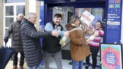 Los responsables del despacho de loter�as La Bomboner�a de As Pontes celebran el primer premio de El Ni�o.