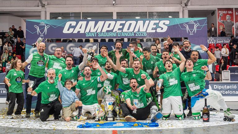 La plantilla del Liceo, posando con la Copa del Rey conquistada ante el Calafell.
