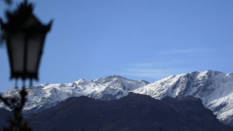 Vista de la Sierra del Aramo cubierta de nieve a las afueras de Oviedo