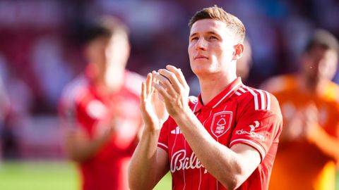 Elliot Anderson, durante un partido con el Nottingham Forest la pasada temporada.