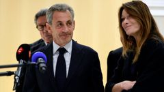 El expresidente Nicolas Sarkozy y su esposa Carla Bruni tras la lectura de la sentencia en la Corte de Pars