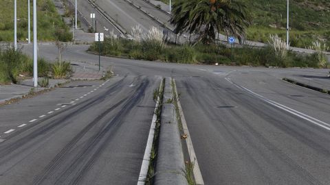 Marcas de frenazos este sbado en una glorieta del polgono de Vo