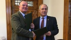 El presidente de la Diputaci�n (a la derecha) y el alcalde de O Savi�ao, en la firma del convenio
