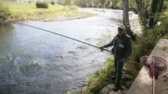 Un pescador de salm�n en el Eo, en la zona asturiana de San Tirso de Abres