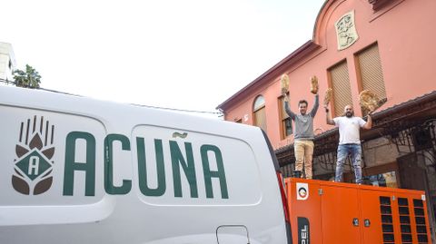 Andrés y Jacobo Acuña, dueños de la panadería bautizada con su apellido, encima del generador que salvó la producción