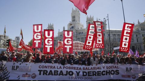 Miles de personas participaron esta mañana en la manifestación central del 1 de Mayo en Madrid.