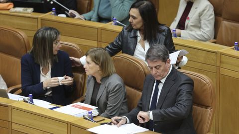 Besteiro, junto a Elena Espinosa, Lara M�ndez y Carmen Rodr�guez Dacosta, este martes, en el Parlamento. xo�n a. soler