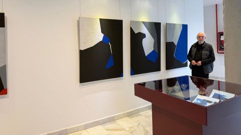 Jacinto Lara, supervisando el montaje de la exposici�n �Escalas fractales�