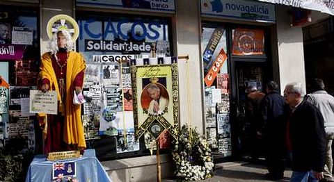 Protesta de afectados el pasado mi�rcoles ante una oficina bancaria en Cangas.