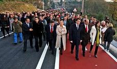 Agust�n Hern�ndez, Pilar Rojo, Fern�ndez Lores, Ana Pastor, N��ez Feijoo, Rafael Louz�n y Ana Isabel V�zquez, ayer, en el paseo inaugural.