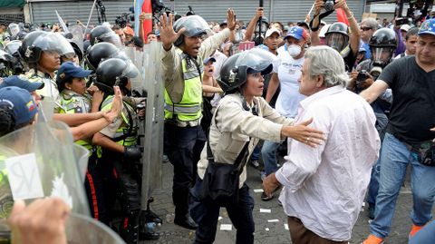 El 13 de mayo, centenares de jubilados salieron a protestar en la �Marcha de los Abuelos�. La manifestaci�n termin� disuelta con gases.