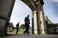 Salida de algunos de los trabajadores al acabar su turno a las tres de la tarde de ayer. 