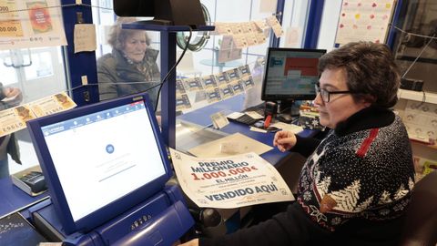 Pilar Roca, al frente del despacho burelense, con el cartel anunciando que dieron el premio del mill�n de euros