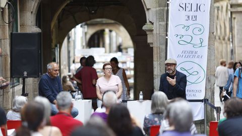 Francisco Fernndez Naval, Teresa Seara e Xos Manuel Pacho Blanco falaron de periodismo e ficcin no marco da Semana do Libro de Compostela.