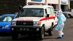 Una persona con ropa de protecci�n junto a una ambulancia durante una operaci�n de evacuaci�n de posibles pacientes de hantavirus, tras un brote en el crucero MV Hondius, en Praia, Cabo Verde.