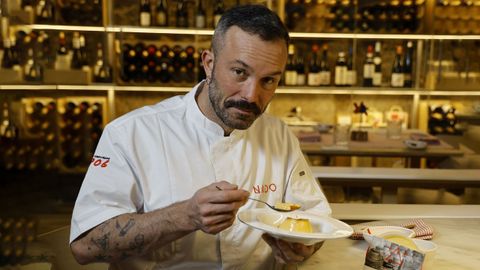 El chef Iv�n Dom�nguez en su restaurante Nado con el postre que convirti� en un bum gastron�mico.