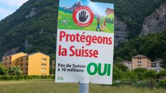 Un cartel a favor de la iniciativa de limitar la poblaci�n de Suiza a 10 millones de personas, en Villenueve.