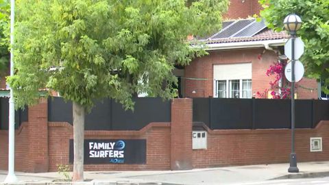 Exterior de la escuela de surf ilegal de Salinas