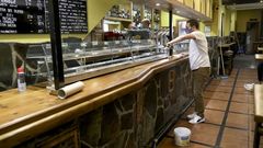 Personal de una taper�a del casco hist�rico de Santiago prepara el establecimiento para la reapertura