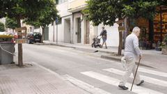 Un hombre cruza la calle de la Merced delante de los carteles que piden prudencia al volante