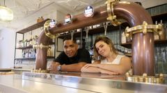 Yeimer Jos� Palma y Gala Varela, tras la barra de su nuevo local