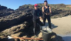 V�ctor y Adri�n Pi�eiro, vecinos de Vilaxo�n y Cambados, ense�an parte del trabajo del d�a en Paxari�as. 