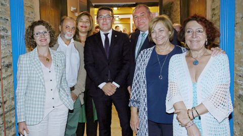 De izquierda a derecha: la alcaldesa de Navia, Ana Isabel Fernndez; el alcalde de Ribera de Arriba, Toms Fernndez Muz; la alcaldesa de Coaa, Rosana Gonzlez; el alcalde de Ribadeo, Daniel Vega; el alcalde de Vegadeo, Csar lvarez, la alcaldesa de Avils, Mariv Montesern; y la alcaldesa de El Franco, Cecilia Prez