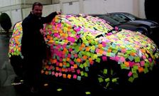 Enrique Vaqueiro se encontr� dos mil mensajes de amor de su pareja cuando fue a coger el coche.