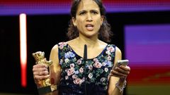 Mati Diop recibiendo el Oso de Oro a la mejor pel�cula por �Dahomey�.