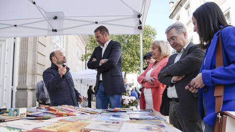 O conselleiro Jos Lpez Campos conversa con ngel Perotti, da librara Zampacontos