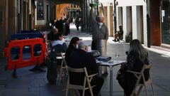 Clientes en una terraza en la calle Cimadevilla de Oviedo