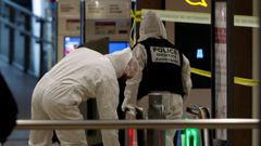 Polic�as forenses inspeccionan el lugar del ataque con cuchillo en Par�s.