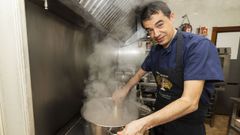 Santiago Gonzlez, de O Cruceiro de Berdeogas (Dumbra), ayer, en plena faena al medioda