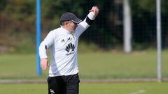 Anquela entrenamiento Requexon Real Oviedo.Anquela, durante un entrenamiento