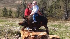 Alina y Mateo Alejandro, la mujer y el hijo de Florin Vanatoru, con el jabal� tallado en Gra�as do Sor