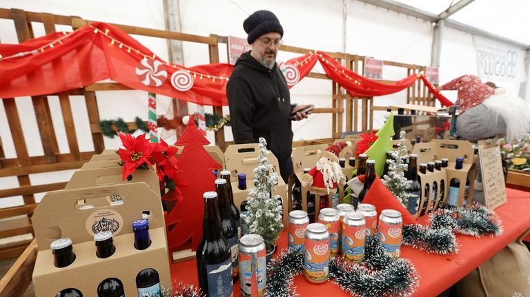 Marcos Martnez, de Augas Santas, con su puesto en el Mercadio no Nadal de Barreiros