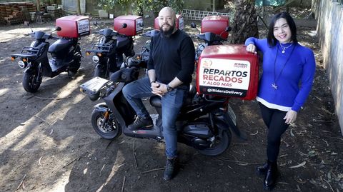Pastor Blanco y Melissa Estévez, afincados en Santiago desde el 2016, tienen su propia flota de motos de reparto y recados en Santiago.