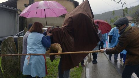 Xente co paraugas durante o entroido. 
