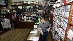 Jorge Riande Torres (en la foto), hijo de Dolores Torres Colomer, regenta actualmente el hist�rico establecimiento de confecciones Riande