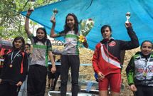 Noela Saa, en lo m�s alto, y Ant�a Gonz�lez salieron airosas en la lluviosa jornada en Bembrive. 