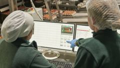 Dos empleadas de Campomayor, en la f�brica de Palas de Rei