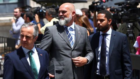 Los diputados de Vox, V�ctor S�nchez del Real y Bertrand Ndongo, abandonan el Congreso tras la intervenci�n de S�nchez. 